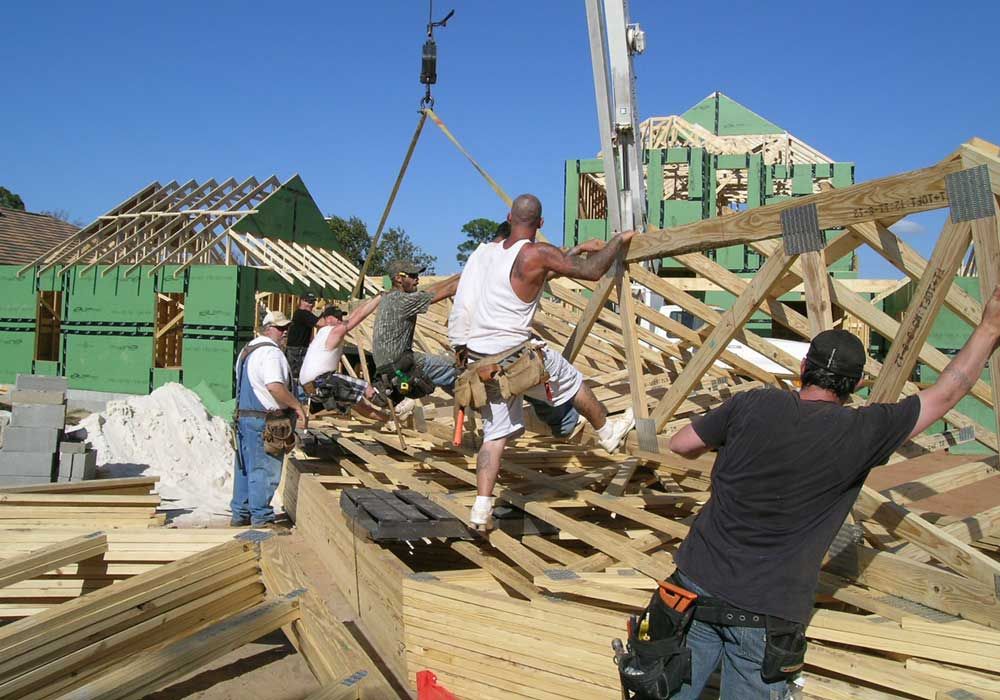 setting trusses for Acorn Fine Homes